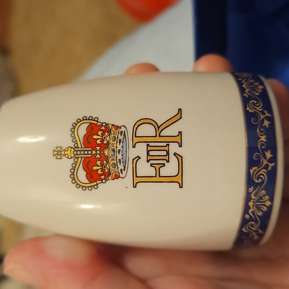 Queen Elizabeth II Diamond Jubilee salt & pepper shakers - Picture 5 of 8